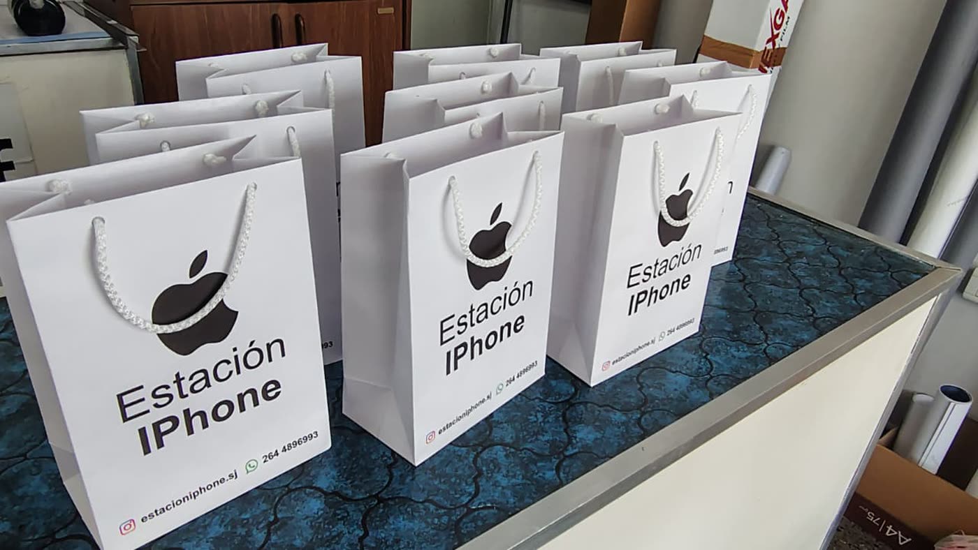 Bolsas de papel apiladas sobre el mostrador