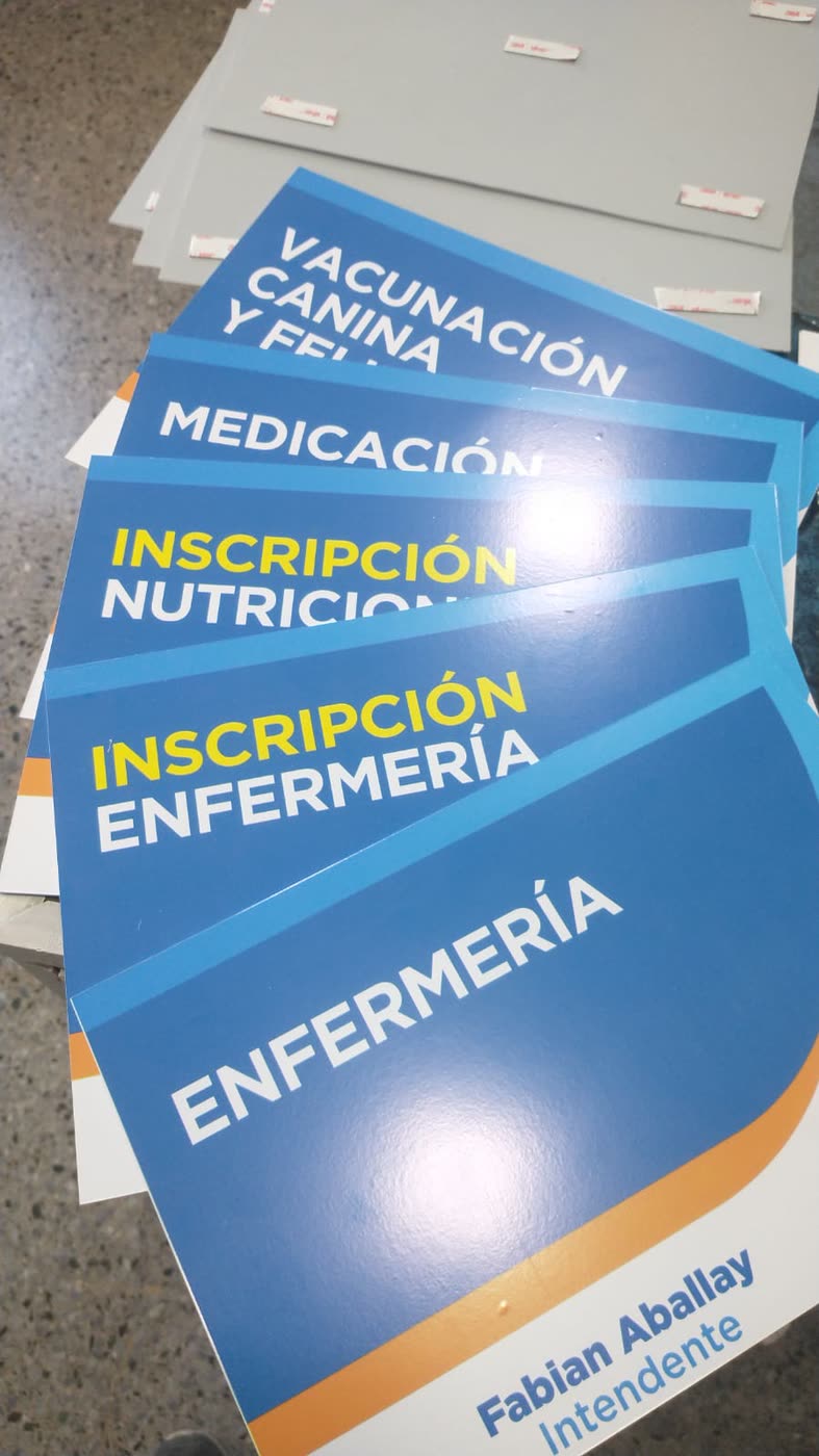 Carteles rigidos azules de señalizacion para un centro de salud