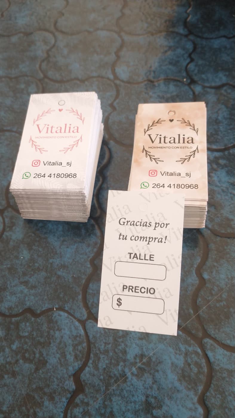 Etiquetas colgantes beige con el reverso para talle y precio