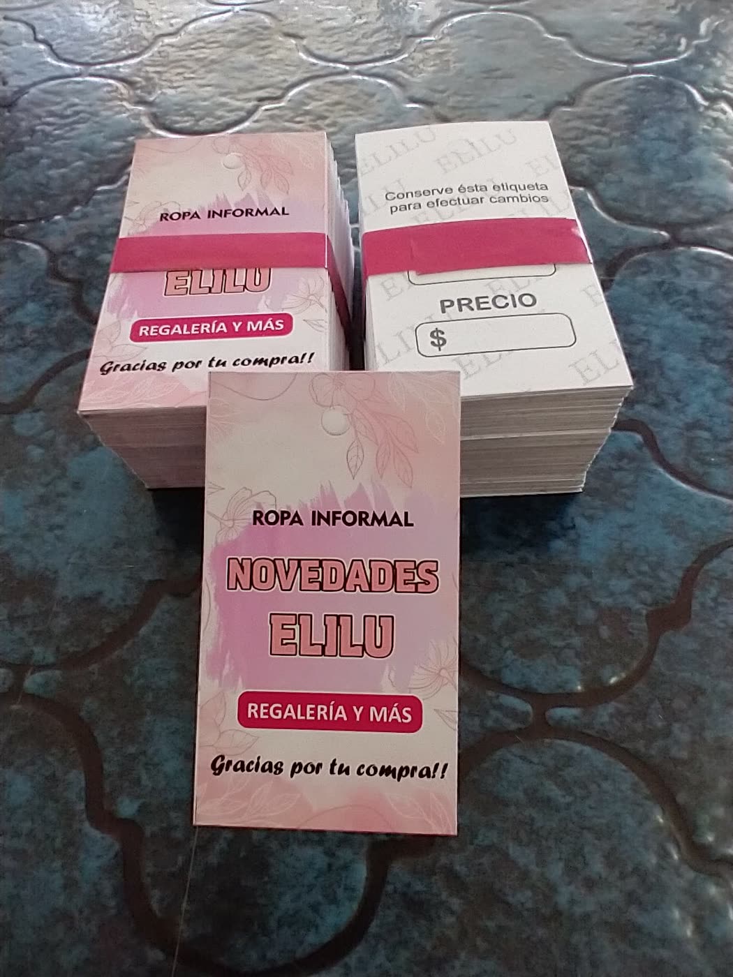 Etiquetas colgantes rosas para una tienda de regaleria