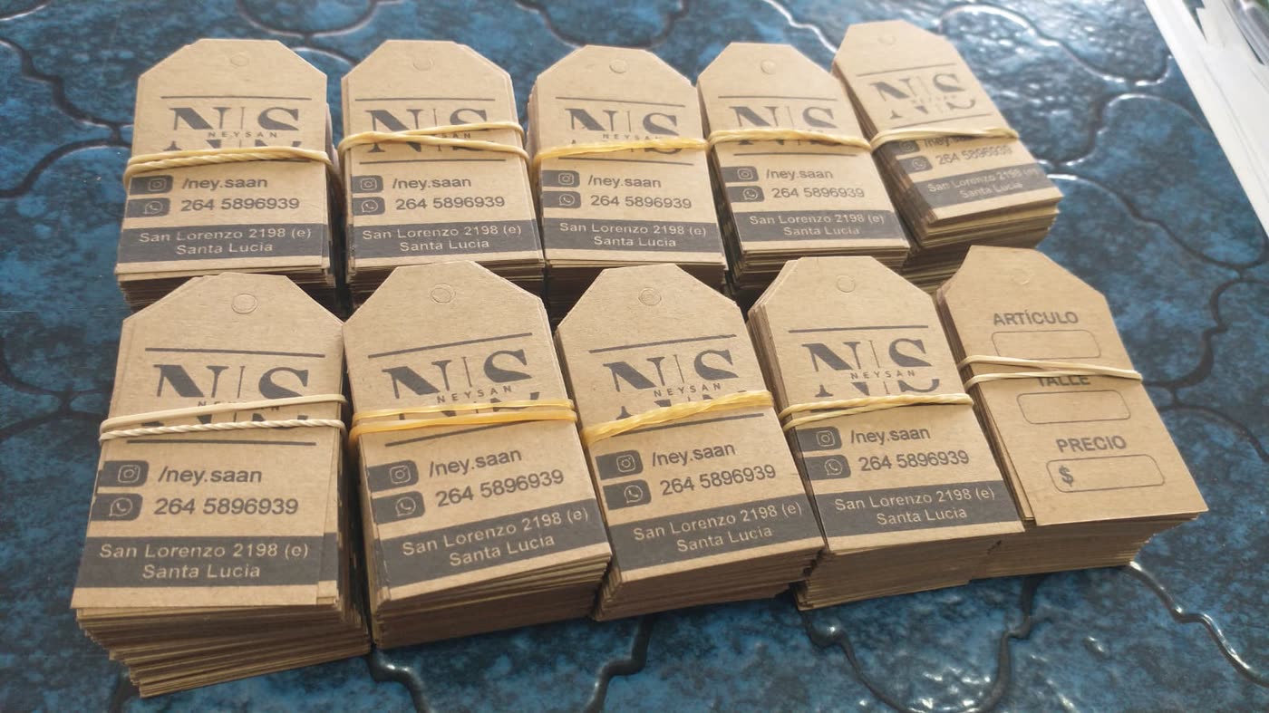 Etiquetas colgantes en papel kraft, atadas en paquetes