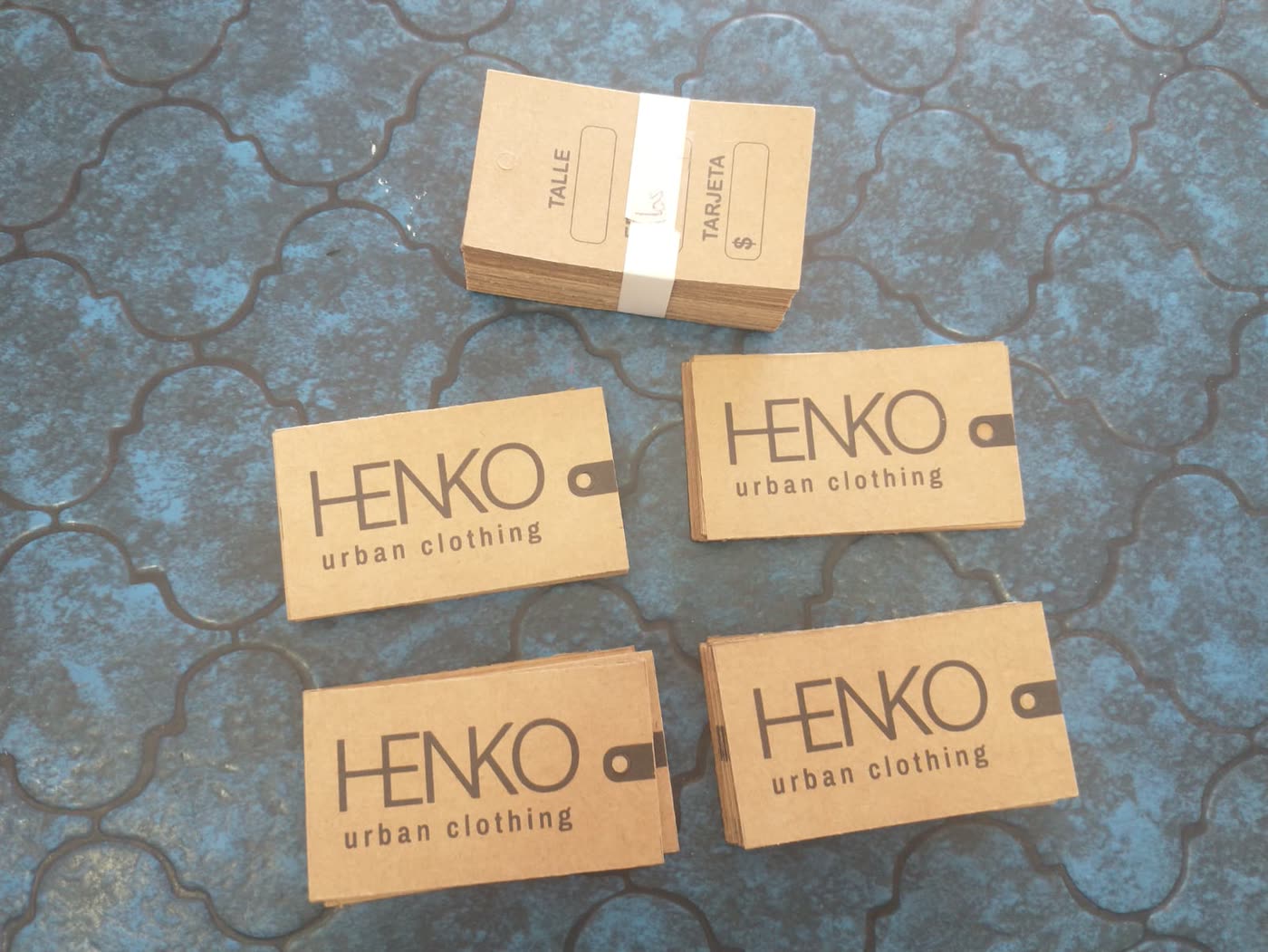 Etiquetas colgantes de carton kraft con el logo en negro