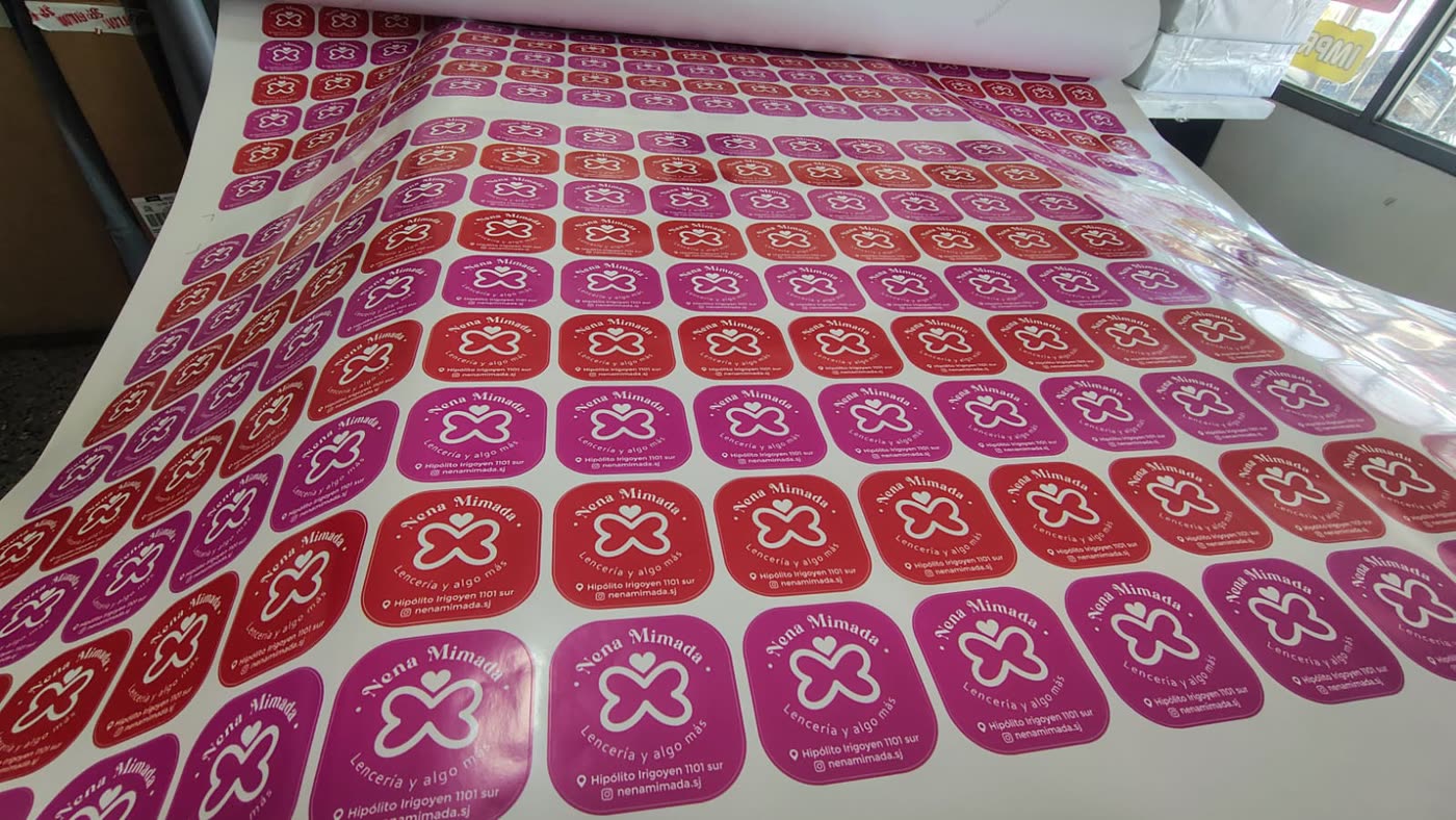 Pliego grande de stickers saliendo del ploter