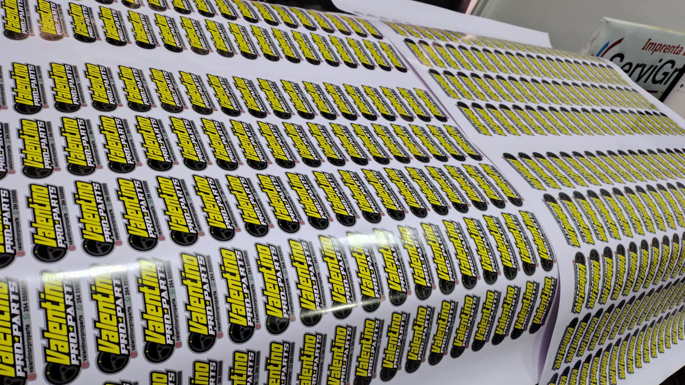 Stickers con corte en amarillo y negro, impresos por cientos