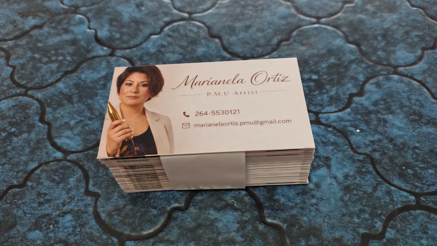 Tarjetas personales blancas con foto, impresas en papel ilustracion